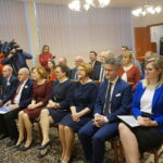 Wojewoda świętokrzyski Agata Wojtyszek wręczyła listy gratulacyjne samorządowcom siedmiu miejscowości, które od wtorku staną się miastami / Michał Kita / Radio Kielce