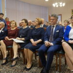 Wojewoda świętokrzyski Agata Wojtyszek wręczyła listy gratulacyjne samorządowcom siedmiu miejscowości, które od wtorku staną się miastami / Michał Kita / Radio Kielce