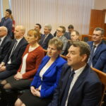 Wojewoda świętokrzyski Agata Wojtyszek wręczyła listy gratulacyjne samorządowcom siedmiu miejscowości, które od wtorku staną się miastami / Michał Kita / Radio Kielce