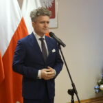 Wojewoda świętokrzyski Agata Wojtyszek wręczyła listy gratulacyjne samorządowcom siedmiu miejscowości, które od wtorku staną się miastami. Krzysztof Słoń, senator PiS / Michał Kita / Radio Kielce