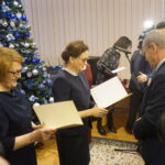 Wojewoda świętokrzyski Agata Wojtyszek wręczyła listy gratulacyjne samorządowcom siedmiu miejscowości, które od wtorku staną się miastami / Michał Kita / Radio Kielce