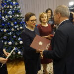 Wojewoda świętokrzyski Agata Wojtyszek wręczyła listy gratulacyjne samorządowcom siedmiu miejscowości, które od wtorku staną się miastami / Michał Kita / Radio Kielce