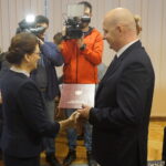 Wojewoda świętokrzyski Agata Wojtyszek wręczyła listy gratulacyjne samorządowcom siedmiu miejscowości, które od wtorku staną się miastami. Andrzej Tuz, wójt Szydłowa / Michał Kita / Radio Kielce