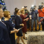 Wojewoda świętokrzyski Agata Wojtyszek wręczyła listy gratulacyjne samorządowcom siedmiu miejscowości, które od wtorku staną się miastami. Andrzej Tuz, wójt Szydłowa / Michał Kita / Radio Kielce