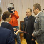Wojewoda świętokrzyski Agata Wojtyszek wręczyła listy gratulacyjne samorządowcom siedmiu miejscowości, które od wtorku staną się miastami. Marcin Kasina, wójt Oleśnicy / Michał Kita / Radio Kielce