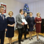 Wojewoda świętokrzyski Agata Wojtyszek wręczyła listy gratulacyjne samorządowcom siedmiu miejscowości, które od wtorku staną się miastami / Michał Kita / Radio Kielce