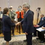 Wojewoda świętokrzyski Agata Wojtyszek wręczyła listy gratulacyjne samorządowcom siedmiu miejscowości, które od wtorku staną się miastami / Michał Kita / Radio Kielce