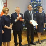 Wojewoda świętokrzyski Agata Wojtyszek wręczyła listy gratulacyjne samorządowcom siedmiu miejscowości, które od wtorku staną się miastami / Michał Kita / Radio Kielce