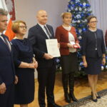 Wojewoda świętokrzyski Agata Wojtyszek wręczyła listy gratulacyjne samorządowcom siedmiu miejscowości, które od wtorku staną się miastami / Michał Kita / Radio Kielce