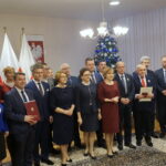 Wojewoda świętokrzyski Agata Wojtyszek wręczyła listy gratulacyjne samorządowcom siedmiu miejscowości, które od wtorku staną się miastami / Michał Kita / Radio Kielce