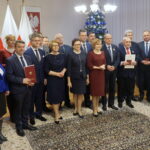 Wojewoda świętokrzyski Agata Wojtyszek wręczyla listy gratulacyjne i okolicznościowe medale samorządowcom siedmiu miejscowości, które od wtorku staną się na powrót miastami / Michał Kita / Radio Kielce