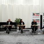 Studio Polityczne. Na zdjęciu (od lewej): Marek Kwitek - PiS, Lucjan Pietrzczyk - PO, Dorota Jarońska - Kukiz'15, Czesław Siekierski - PSL i Piotr Kopacz - Nowoczesna / Karol Żak / Radio Kielce