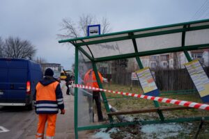 Kielce. Autobus wjechał w przystanek na ulicy Okrzei / Karol Żak / Radio Kielce