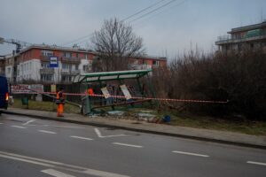Kielce. Autobus wjechał w przystanek na ulicy Okrzei / Karol Żak / Radio Kielce