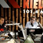 Akcja "Choinka pod choinkę 2018". Dzień pierwszy. Profesor Jacek Semaniak - rektor UJK i Paweł Solarz / Karol Żak / Radio Kielce