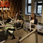 Akcja "Choinka pod choinkę 2018". Dzień pierwszy. Na zdjęciu (od lewej): Ewa Okońska - Radio Kielce, Magdalena Sitek - Radio Kielce, Teresa Stępień dyrektor SP im. gen. Tadeusza Buka w Mójczy, Karol Biernak - SP im. gen. Tadeusza Buka w Mójczy / Aneta Cielibała-Gil / Radio Kielce