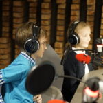 Akcja "Choinka pod choinkę 2018". Dzień pierwszy. Na zdjęciu (od lewej): Jan Głogowski i Agnieszka Sadowska z SP nr 8 im. Wojska Polskiego w Kielcach / Aneta Cielibała-Gil / Radio Kielce