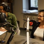 Akcja "Choinka pod choinkę 2018". Dzień pierwszy. Na zdjęciu (od lewej): Magdalena Sitek - Radio Kielce, Teresa Stępień - dyrektor SP im. gen. Tadeusza Buka w Mójczy / Aneta Cielibała-Gil / Radio Kielce