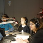 Akcja "Choinka pod choinkę 2018". Dzień pierwszy. Na zdjęciu (od lewej): Jan Głogowski i Agnieszka Sadowska z SP nr 8 im. Wojska Polskiego w Kielcach, Ewa Okońska - Radio Kielce / Aneta Cielibała-Gil / Radio Kielce