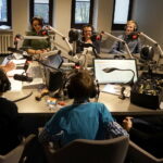 Akcja "Choinka pod choinkę 2018". Dzień pierwszy. Na zdjęciu (od lewej): Ewa Okońska - Radio Kielce, Magdalena Sitek - Radio Kielce, Teresa Stępień dyrektor SP im. gen. Tadeusza Buka w Mójczy, Karol Biernak - SP im. gen. Tadeusza Buka w Mójczy / Aneta Cielibała-Gil / Radio Kielce