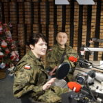 Akcja "Choinka pod choinkę 2018". Dzień pierwszy. Na zdjęciu (od lewej):  porucznik Małgorzata Luty z Centrum Przygotowań do Misji Zagranicznych oraz major Andrzej Szostak / Aneta Cielibała-Gil / Radio Kielce