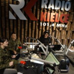 Akcja "Choinka pod choinkę 2018". Dzień pierwszy. Na zdjęciu (od lewej):  porucznik Małgorzata Luty oraz major Andrzej Szostak z Centrum Przygotowań do Misji Zagranicznych, Ewa Okońska - Radio Kielce, Magdalena Sitek - Radio Kielce / Aneta Cielibała-Gil / Radio Kielce