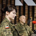 Akcja "Choinka pod choinkę 2018". Dzień pierwszy. Na zdjęciu (od lewej): major Andrzej Szostak oraz porucznik Małgorzata Luty z Centrum Przygotowań do Misji Zagranicznych / Aneta Cielibała-Gil / Radio Kielce