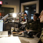 Akcja "Choinka pod choinkę 2018". Dzień pierwszy. Na zdjęciu (od lewej):  porucznik Małgorzata Luty z Centrum Przygotowań do Misji Zagranicznych oraz major Andrzej Szostak / Aneta Cielibała-Gil / Radio Kielce