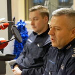 Choinka pod choinkę. Drugi dzień akcji. Od lewej: komisarz Kamil Tokarski, rzecznik komendanta wojewódzkiego policji oraz inspektor Artur Bielecki, p.o. komendanta wojewódzkiego policji / Kamil Król / Radio Kielce
