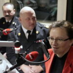 Choinka pod choinkę. Trzeci dzień akcji. Na zdjęciu, od lewej: Robert Sabat - zastępca komendanta wojewódzkiego Państwowej Straży Pożarnej, gen. Adam Czajka - świętokrzyski komendant wojewódzki Państwowej Straży Pożarnej oraz Agata Wojtyszek - wojewoda świętokrzyski / Kamil Król / Radio Kielce