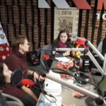 Choinka pod choinkę. Trzeci dzień akcji. Nauczycielki "Plastyka" Eliza Rajsz oraz Agnieszka Pągowska wraz ze swoimi uczniami / Kamil Król / Radio Kielce