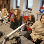 Choinka pod choinkę. Trzeci dzień akcji. Nauczycielki "Plastyka" Eliza Rajsz oraz Agnieszka Pągowska wraz ze swoimi uczniami / Kamil Król / Radio Kielce