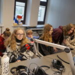 Choinka pod choinkę. Trzeci dzień akcji. Nauczycielki "Plastyka" Eliza Rajsz oraz Agnieszka Pągowska wraz ze swoimi uczniami / Kamil Król / Radio Kielce