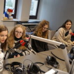 Choinka pod choinkę. Trzeci dzień akcji. Nauczycielki "Plastyka" Eliza Rajsz oraz Agnieszka Pągowska wraz ze swoimi uczniami / Kamil Król / Radio Kielce