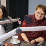 Choinka pod choinkę. Trzeci dzień akcji. Nauczycielki "Plastyka" Eliza Rajsz oraz Agnieszka Pągowska wraz ze swoimi uczniami / Kamil Król / Radio Kielce