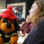 Choinka pod choinkę. Trzeci dzień akcji. Maskotka Żarek / Kamil Król / Radio Kielce