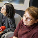 Choinka pod choinkę. Trzeci dzień akcji. Nauczycielki "Plastyka" Eliza Rajsz oraz Agnieszka Pągowska wraz ze swoimi uczniami / Kamil Król / Radio Kielce