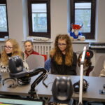 Choinka pod choinkę. Trzeci dzień akcji. Nauczycielki "Plastyka" Eliza Rajsz oraz Agnieszka Pągowska wraz ze swoimi uczniami / Kamil Król / Radio Kielce