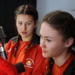 Choinka pod choinkę. Trzeci dzień akcji. W studiu Rafał Rożkowicz, naczelnik OSP z Woli Morawickiej wraz z dziewczętami z Młodzieżowej Drużyny Pożarniczej / Kamil Król / Radio Kielce