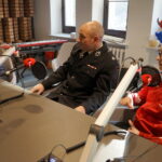 Choinka pod choinkę. Trzeci dzień akcji. W studiu Rafał Rożkowicz, naczelnik OSP z Woli Morawickiej wraz z dziewczętami z Młodzieżowej Drużyny Pożarniczej / Kamil Król / Radio Kielce