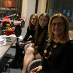 Choinka pod choinkę. Trzeci dzień akcji Na zdjęciu: Wioletta Socha - kierownik internatu Zespołu Państwowych Szkół Plastycznych oraz uczennice kieleckiego „Plastyka” / Aneta Cielibała-Gil / Radio Kielce