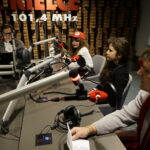 Choinka pod choinkę. Trzeci dzień akcji. Na zdjęciu: Paweł Witkowski - nauczyciel rzeźby w kieleckim „Plastyku” oraz uczennice szkoły / Aneta Cielibała-Gil / Radio Kielce