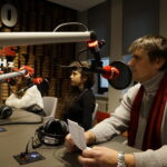 Choinka pod choinkę. Trzeci dzień akcji. Na zdjęciu: Paweł Witkowski - nauczyciel rzeźby w kieleckim „Plastyku” oraz uczennice szkoły / Aneta Cielibała-Gil / Radio Kielce