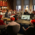 Kielce. Choinka pod choinkę. Dzień czwarty akcji. Na zdjęciu siostra Nazarena Scopelliti - dyrektor Prywatnego Przedszkola imienia Kardynała Pietro Marcellino Corradini oraz przedszkolaki z tej placówki. / Aneta Cielibała-Gil / Radio Kielce