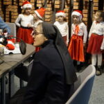 Kielce. Choinka pod choinkę. Dzień czwarty akcji. Na zdjęciu siostra Nazarena Scopelliti - dyrektor Prywatnego Przedszkola imienia Kardynała Pietro Marcellino Corradini oraz przedszkolaki z tej placówki. / Aneta Cielibała-Gil / Radio Kielce