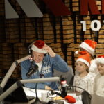 Kielce. Choinka pod choinkę. Dzień czwarty akcji. Na zdjęciu przedszkolaki z Prywatnego Przedszkola imienia Kardynała Pietro Marcellino Corradini oraz Paweł Solarz - Radio Kielce. / Aneta Cielibała-Gil / Radio Kielce