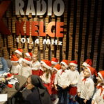 Kielce. Choinka pod choinkę. Dzień czwarty akcji. Na zdjęciu: Paweł Solarz - Radio Kielce, siostra Nazarena Scopelliti - dyrektor Prywatnego Przedszkola imienia Kardynała Pietro Marcellino Corradini oraz przedszkolaki z tej placówki. / Aneta Cielibała-Gil / Radio Kielce