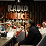 Kielce. Choinka pod choinkę. Dzień czwarty akcji. Na zdjęciu: Paweł Solarz - Radio Kielce, siostra Nazarena Scopelliti - dyrektor Prywatnego Przedszkola imienia Kardynała Pietro Marcellino Corradini oraz przedszkolaki z tej placówki. / Aneta Cielibała-Gil / Radio Kielce