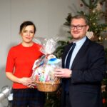 Kielce. Choinka pod choinkę. Dzień czwarty akcji. Beata Ryń - rzecznik Muzeum Wsi Kieleckiej i Mariusz Masny - dyrektor Muzeum Wsi Kieleckiej / Robert Felczak / Radio Kielce