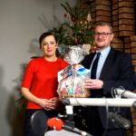 Kielce. Choinka pod choinkę. Dzień czwarty akcji. Beata Ryń - rzecznik Muzeum Wsi Kieleckiej i Mariusz Masny - dyrektor Muzeum Wsi Kieleckiej / Robert Felczak / Radio Kielce